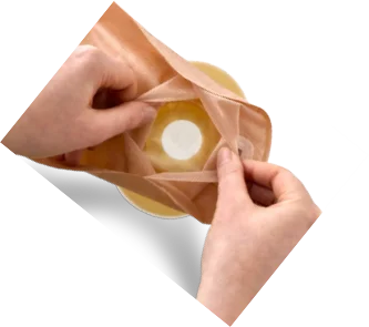 uma pessoa segurando um objeto amarelo