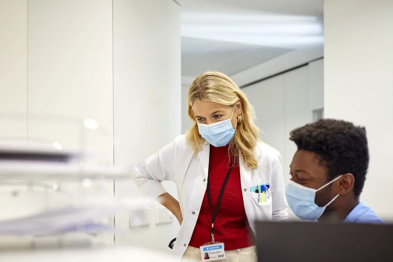 um médico olhando para um paciente