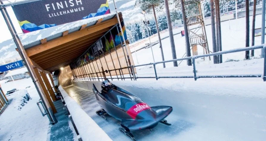 Bobsled cruzando uma linha de chegada