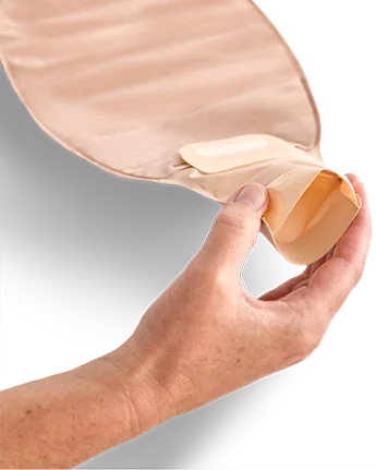 uma mão segurando um recipiente de plástico branco