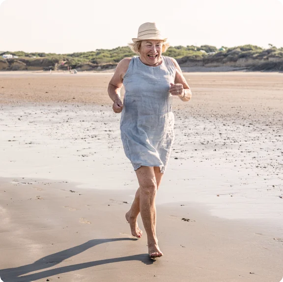 Una persona che corre su una spiaggia.