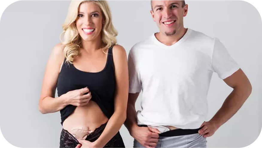En mann og en kvinne som viser frem Ostomysecrets® løsninger.