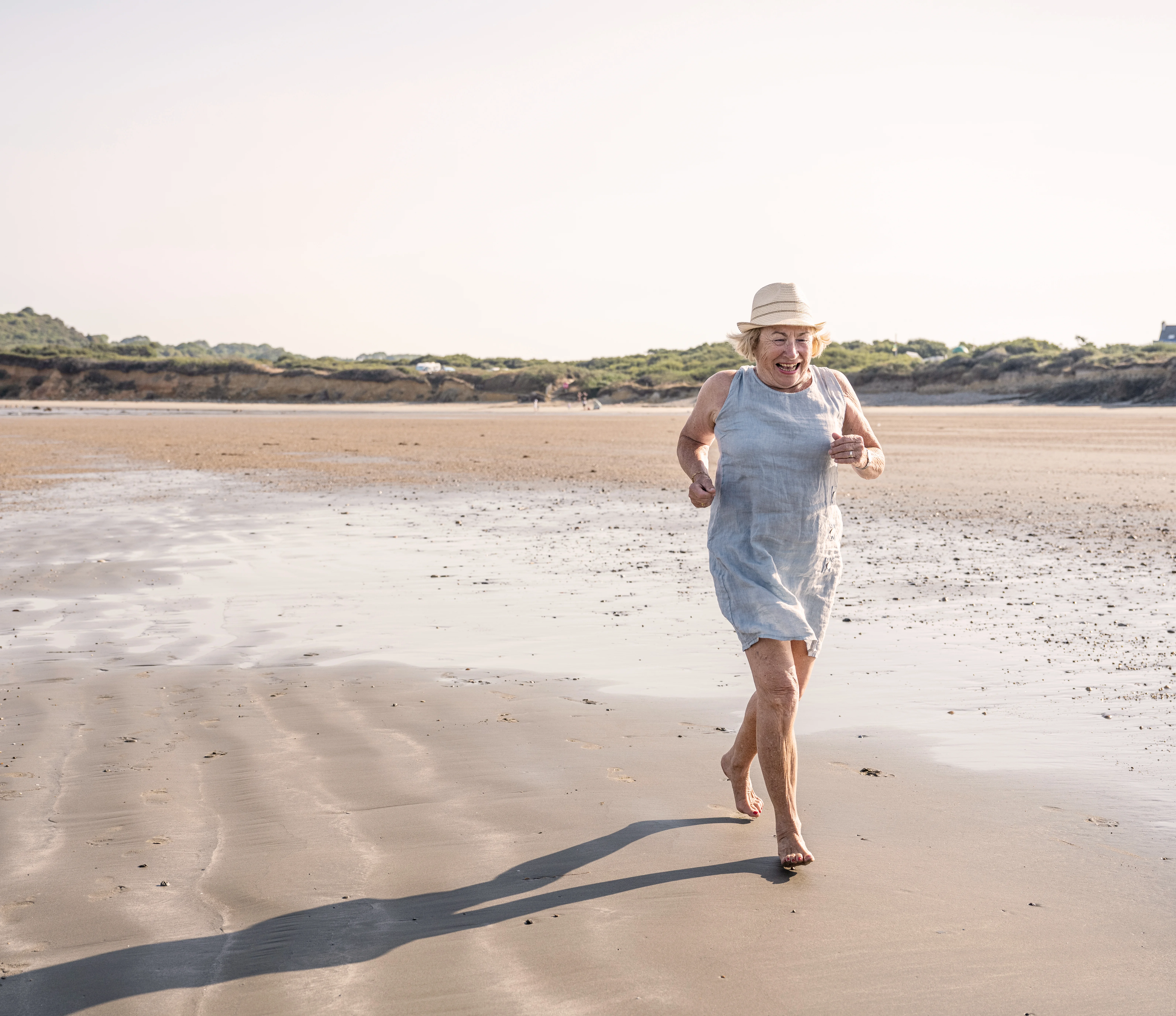 Kvinne som løper på stranden