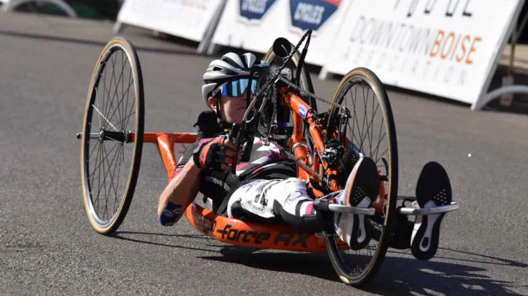 Edie compitiendo en una carrera de bicicletas