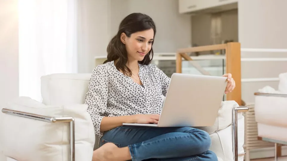 um, mulher, sentando, em, um, cadeira, usando, um, laptop